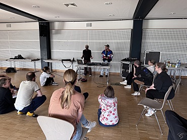 Gruppebild mit Zuschauern