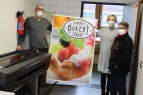 Die Schuldirektorin, Anke Braunschweiger, ist dabei, als der erste großformatige Druck aus dem Plotter herauskommt!